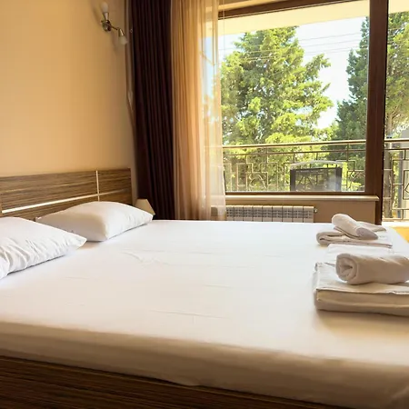 Views בית הארחה 3*