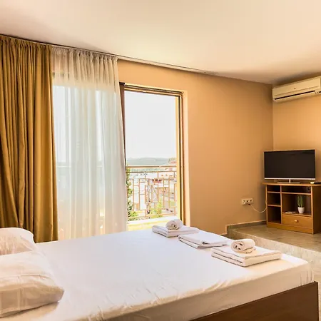 Views בית הארחה