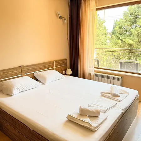 Views בית הארחה 3*